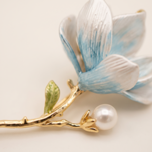 Broche flor esmaltada com pérola banho ouro 18k hipoalergênico