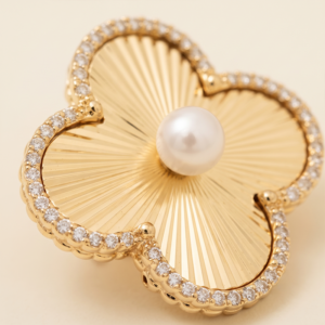 Broche trevo com pérola e zircônias banho ouro 18k hipoalergênico