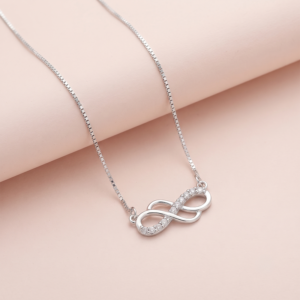 Colar infinito com zircônias em banho ródio, semijoia feminina hipoalergênica.