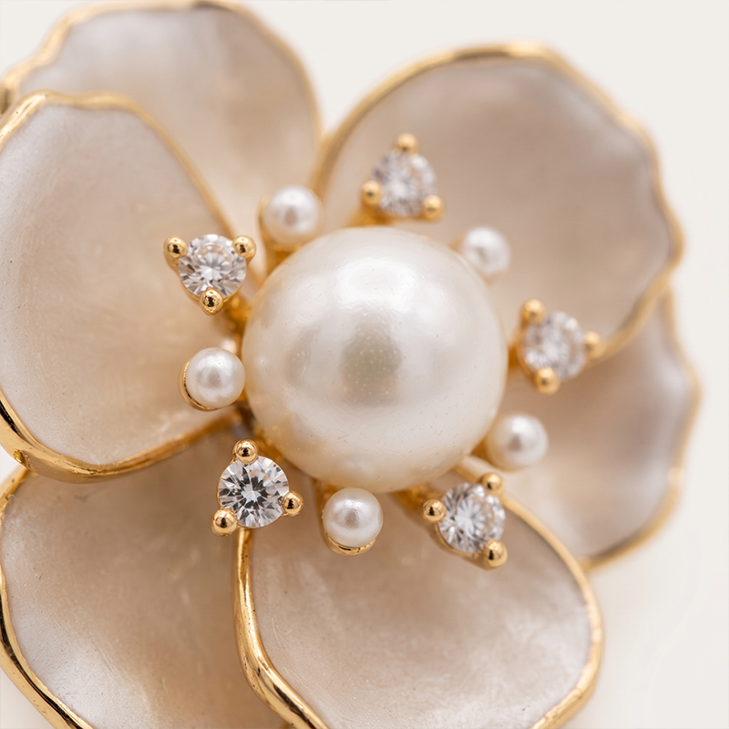 Broche flor com pérola e zircônia banho ouro 18k Broche flor com pérola e zircônia banho ouro 18k hipoalergênico com acabamento de alto brilho.