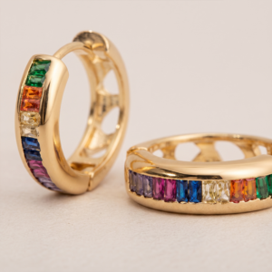 Brinco argola com zircônia colorida banho ouro 18k hipoalergênico com acabamento polido de alto brilho.