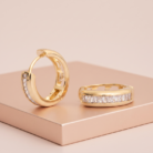 Brinco argola com zircônia transparente banho ouro 18k hipoalergênico com acabamento polido de alto brilho.