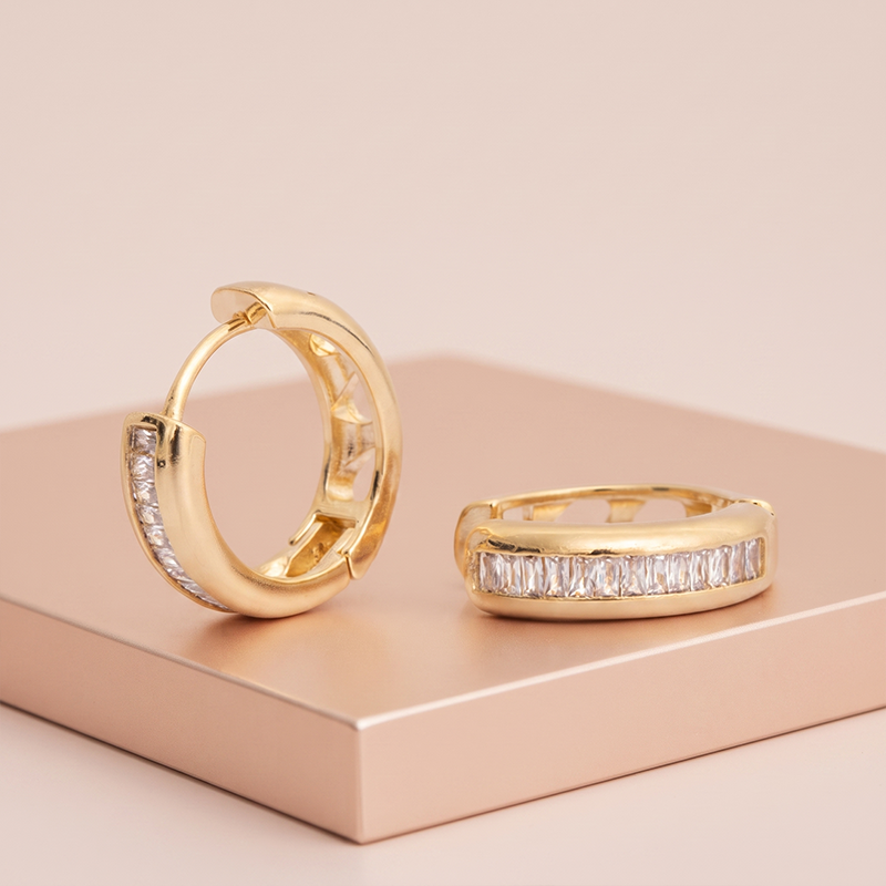 Brinco argola com zircônia transparente banho ouro 18k Brinco argola com zircônia transparente banho ouro 18k hipoalergênico com acabamento polido de alto brilho.