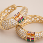 Brinco argola com zircônia colorida banho ouro 18k hipoalergênico com acabamento polido de alto brilho.