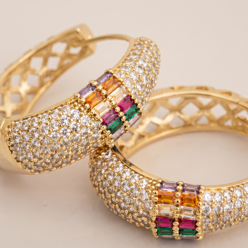 Brinco argola com zircônia colorida banho ouro 18k Brinco argola com zircônia colorida banho ouro 18k hipoalergênico com acabamento polido de alto brilho.