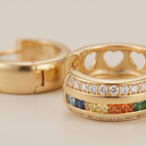 Brinco argola com zircônia colorida banho ouro 18k hipoalergênico com acabamento polido de alto brilho.