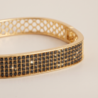 Bracelete com zircônia preta banho ouro 18k hipoalergênico com acabamento polido de alto brilho.