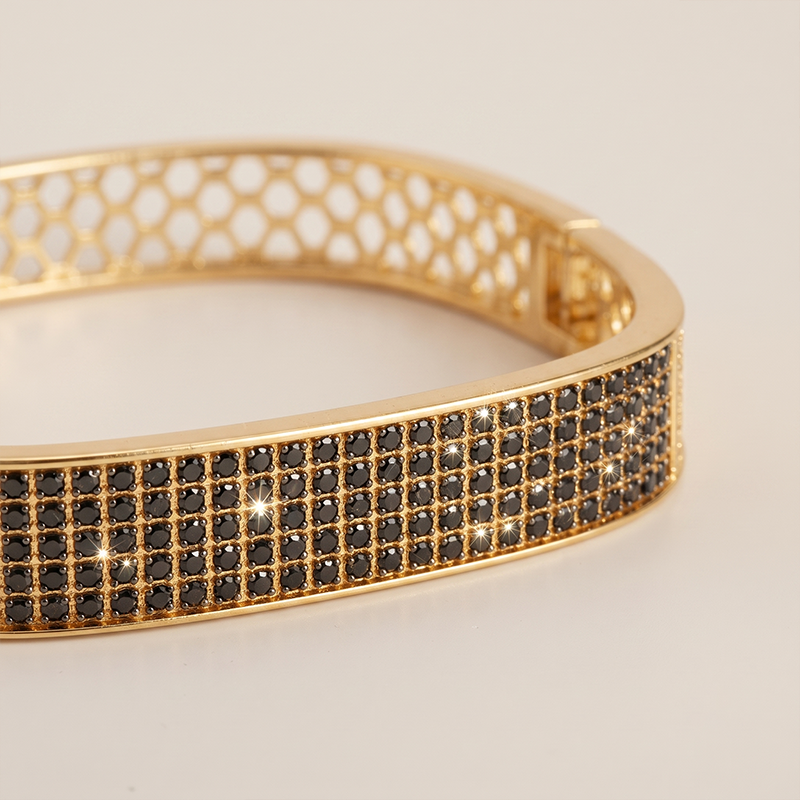 Bracelete com zircônia preta banho ouro 18k Bracelete com zircônia preta banho ouro 18k hipoalergênico com acabamento polido de alto brilho.