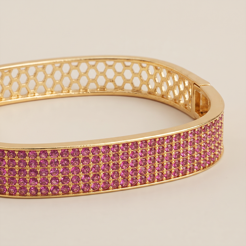 Bracelete com zircônia rosa banho ouro 18k Bracelete com zircônia rosa banho ouro 18k hipoalergênico com acabamento polido de alto brilho.
