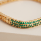 Pulseira bracelete quadrada com zircônia verde banho ouro 18k hipoalergênica com acabamento polido de alto brilho.