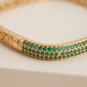Pulseira bracelete quadrada com zircônia verde banho ouro 18k hipoalergênica com acabamento polido de alto brilho.
