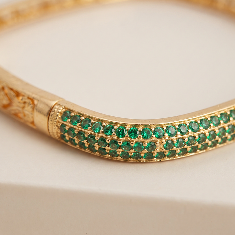 Pulseira bracelete quadrada com zircônia verde banho ouro 18k Pulseira bracelete quadrada com zircônia verde banho ouro 18k hipoalergênica com acabamento polido de alto brilho.