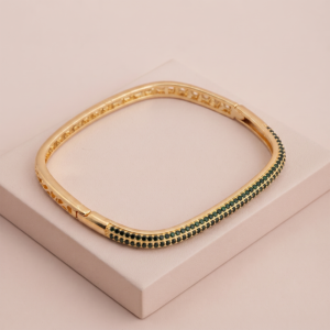 Pulseira bracelete quadrada com zircônias pretas banho ouro 18k hipoalergênica com acabamento polido de alto brilho.