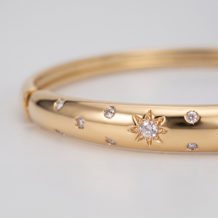 Bracelete com zircônias transparentes banho ouro 18k Bracelete com zircônias transparentes banho ouro 18k hipoalergênico com acabamento polido de alto brilho.