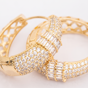 Brinco argola com zircônia transparente banho ouro 18k hipoalergênico com acabamento polido de alto brilho.