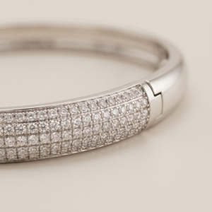 Pulseira bracelete com zircônias transparentes banho ouro 18k hipoalergênica com acabamento polido de alto brilho.