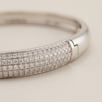 Pulseira bracelete com zircônias transparentes banho ouro 18k hipoalergênica com acabamento polido de alto brilho.
