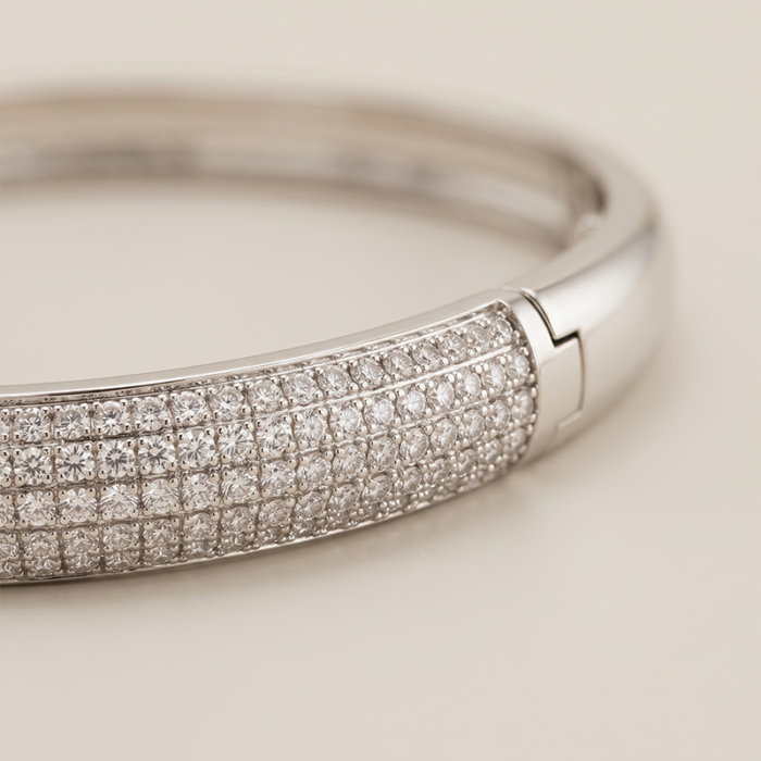 Pulseira bracelete com zircônias transparentes banho ouro 18k hipoalergênica com acabamento polido de alto brilho.
