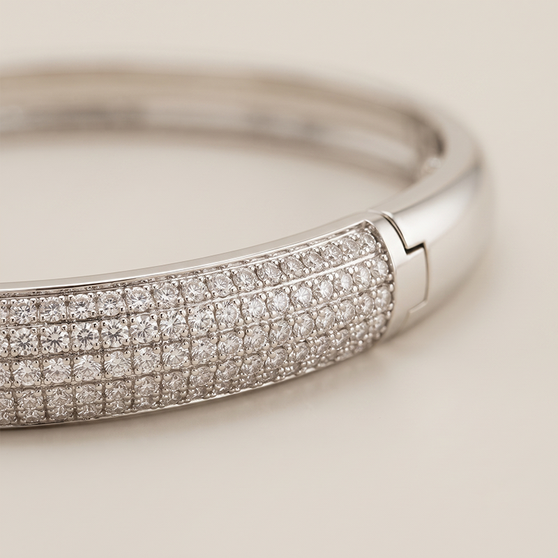 Pulseira bracelete com zircônias transparentes banho ouro 18k Pulseira bracelete com zircônias transparentes banho ouro 18k hipoalergênica com acabamento polido de alto brilho.