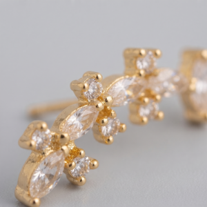 Brinco floral com zircônias e gota cristal banho ouro 18k semijoia hipoalergênica