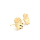Brinco flor texturizada com banho ouro 18k hipoalergênico da Sejabelle Semijoias
