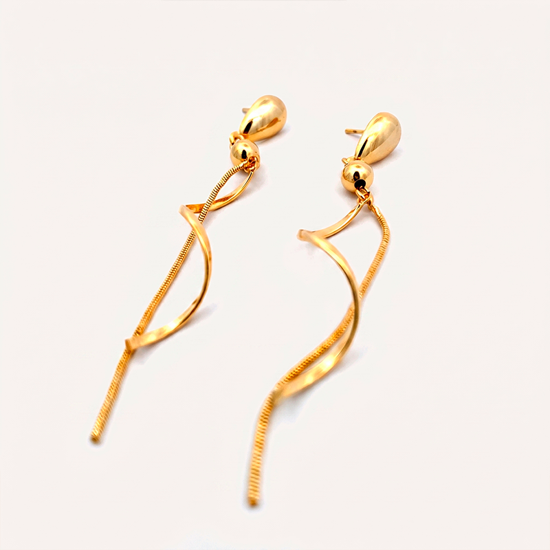 Brinco Fios Longos Banho Ouro 18k Brinco fios longos em banho ouro 18k hipoalergênico para mulheres.