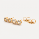 Brinco infinito com zircônias em banho ouro 18k, semijoia feminina hipoalergênica com brilho elegante.