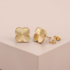 Brinco trevo metal banhado a ouro 18k tamanho M, semijoia feminina hipoalergênica de design moderno.