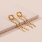 Brinco nó com malha metálica banho ouro 18k para mulheres, semijoia hipoalergênica com acabamento elegante.