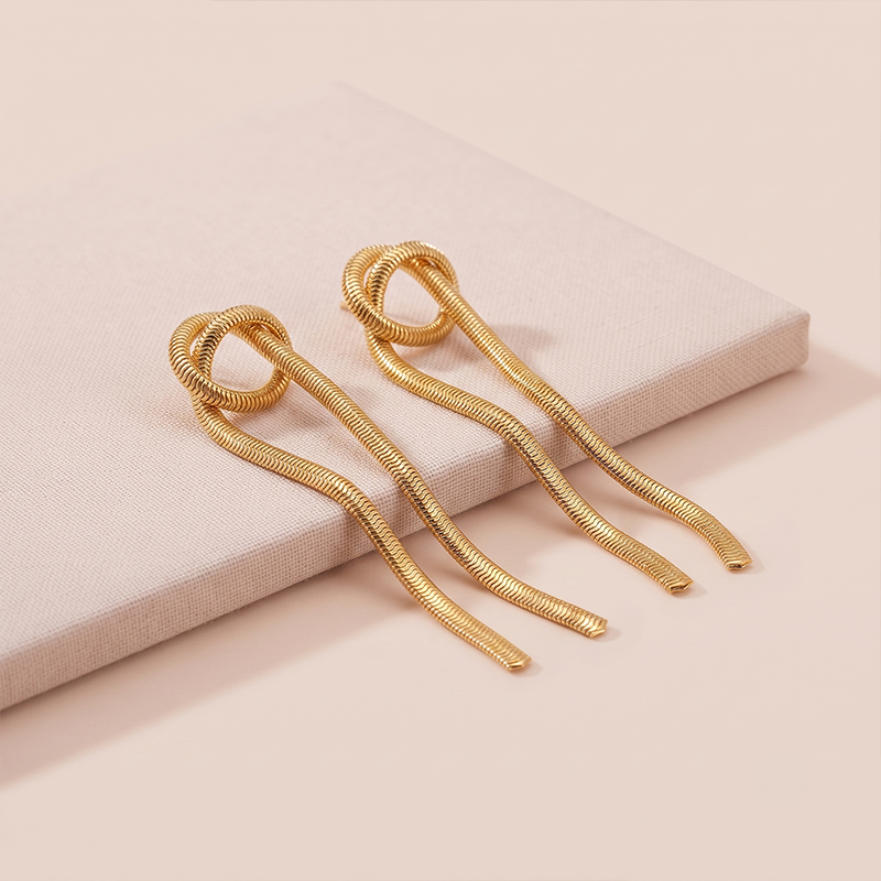 Brinco Nó com Malha Metálica Banho Ouro 18k Brinco nó com malha metálica banho ouro 18k para mulheres, semijoia hipoalergênica com acabamento elegante.