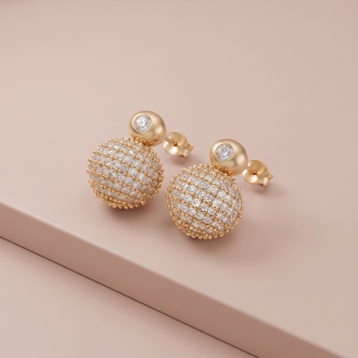 Brinco oval cravejado com zircônias em banho ouro 18k hipoalergênico Sejabelle Semijoias