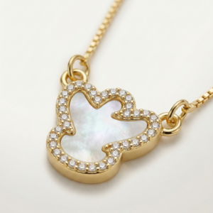Colar Divino Espírito Santo em madrepérola com zircônias banho ouro 18k hipoalergênico Sejabelle Semijoias
