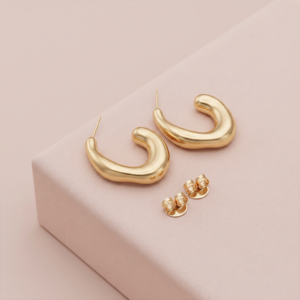 Brinco argola orgânica banho ouro 18k hipoalergênico com design contemporâneo e acabamento sofisticado
