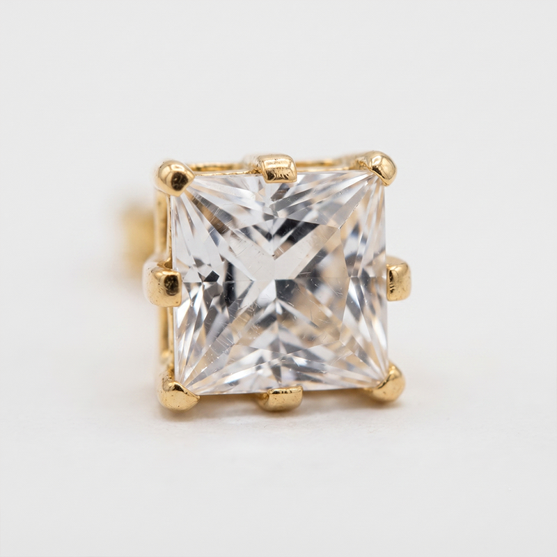 Brinco Quadrado com Zircônia Ouro 18k P Brinco quadrado com zircônia banho ouro 18k tamanho P, acabamento polido e hipoalergênico.