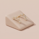 Brinco floral com zircônias em banho ouro 18k, acabamento brilhante e hipoalergênico.