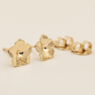 Brinco flor delicada banho ouro 18k tamanho P, acabamento brilhante e hipoalergênico.