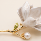 Broche flor branca com pérola banho ouro 18k hipoalergênico