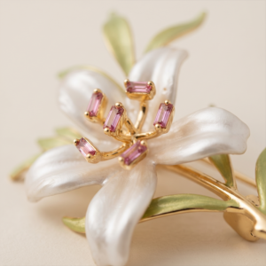 Broche flor esmaltada com zircônias banho ouro 18k hipoalergênico