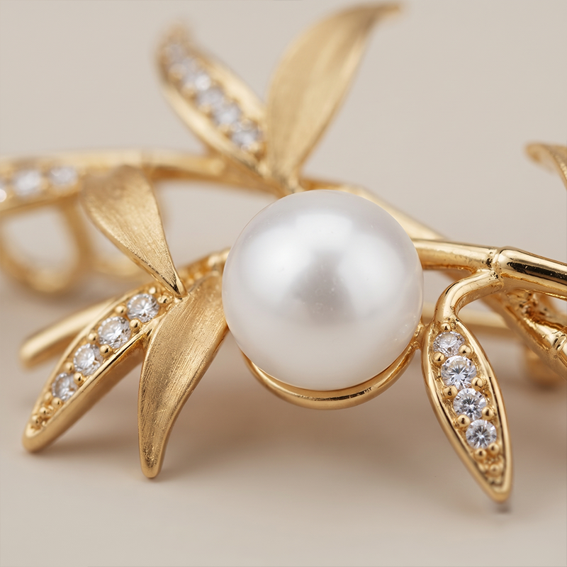 Broche Pérola com Folhas e Zircônias Ouro 18k Broche pérola com folhas e zircônias banho ouro 18k hipoalergênico