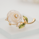 Broche flor madrepérola com zircônia banho ouro 18k hipoalergênico de alto brilho.