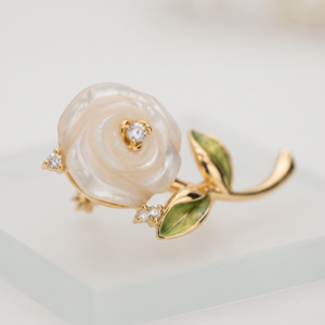 Broche flor madrepérola com zircônia banho ouro 18k hipoalergênico de alto brilho.