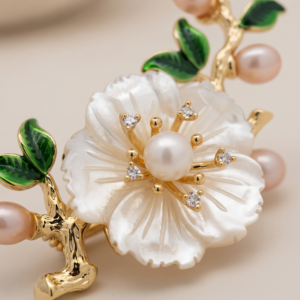 Broche flor madrepérola banho ouro 18k hipoalergênico com acabamento polido de alto brilho.