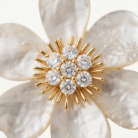 Broche flor madrepérola banho ouro 18k hipoalergênico com acabamento polido de alto brilho.