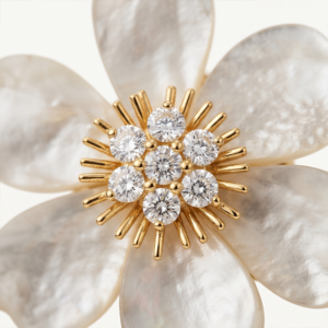 Broche flor madrepérola banho ouro 18k hipoalergênico com acabamento polido de alto brilho.