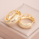 Brinco argola com zircônia transparente banho ouro 18k hipoalergênico com acabamento polido de alto brilho.