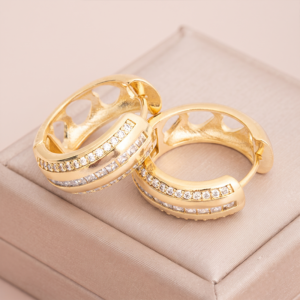 Brinco argola com zircônia transparente banho ouro 18k hipoalergênico com acabamento polido de alto brilho.