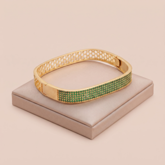 Pulseira bracelete com zircônia verde banho ouro 18k hipoalergênica com acabamento polido de alto brilho.