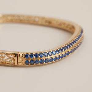 Pulseira bracelete quadrada com zircônia azul banho ouro 18k hipoalergênica com acabamento polido de alto brilho.
