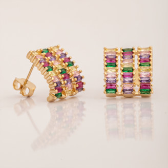 Brinco com zircônia colorida de pino banho ouro 18k hipoalergênico com acabamento polido de alto brilho.