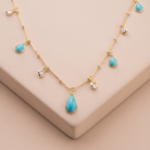 Colar gota com resina azul e zircônias banho ouro 18k hipoalergênico com acabamento polido de alto brilho.